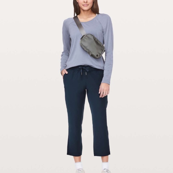 LULULEMON | Women’s On The‎ Fly CROP *Woven 23"- True Navy - Sz 8 - Picture 1 of 14